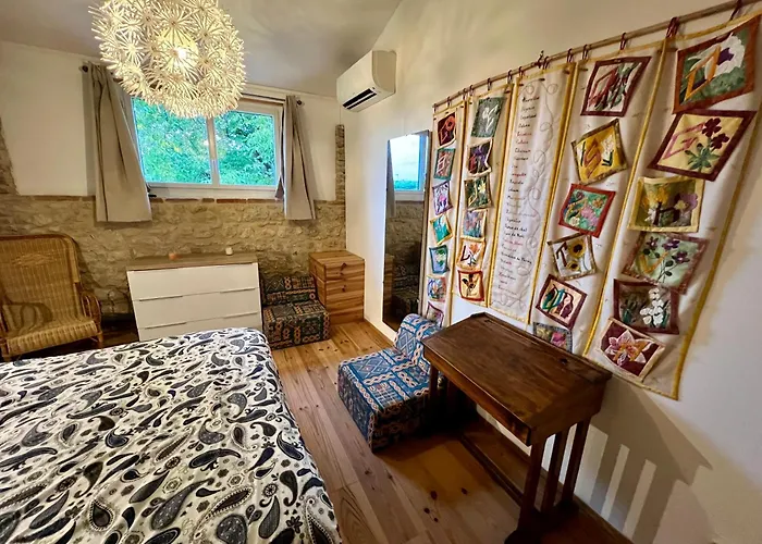 En Pierres Et Briques Pres Du Canal Du Midi