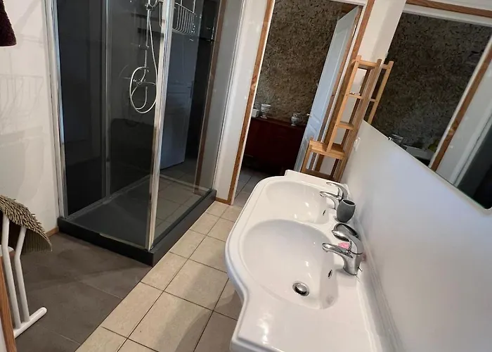 En Pierres Et Briques Pres Du Canal Du Midi